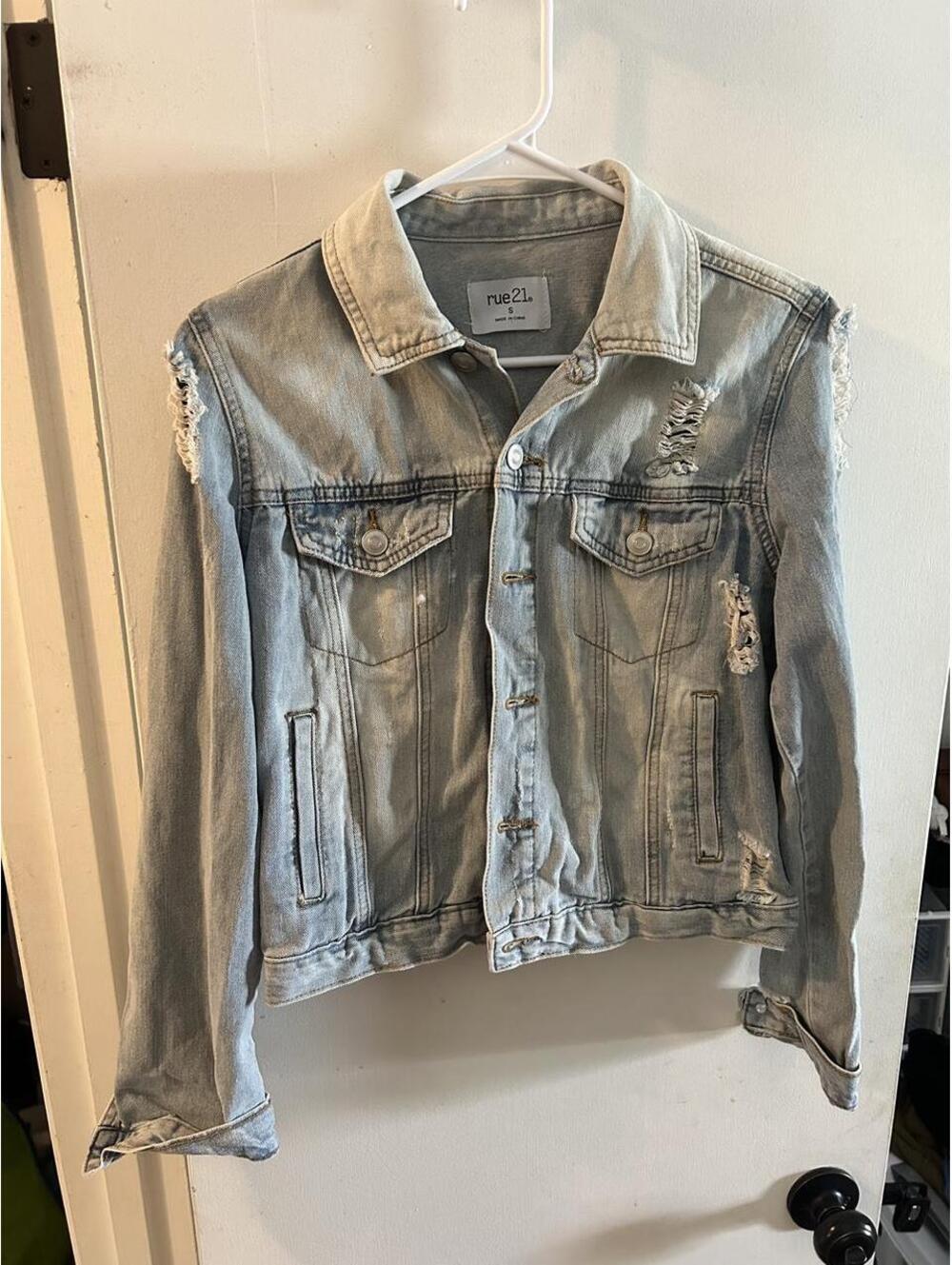 Rue 21 Y2K cropped light blue denim distressed jacket size S
